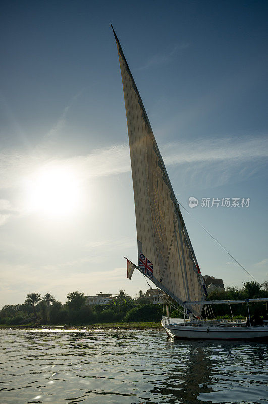 埃及。在卢克索尼罗河的船