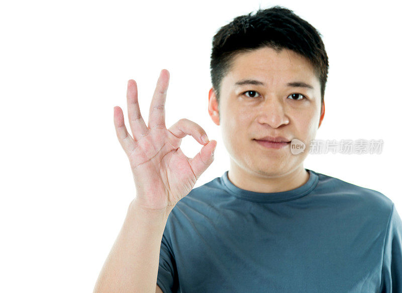 亚洲男人竖起大拇指