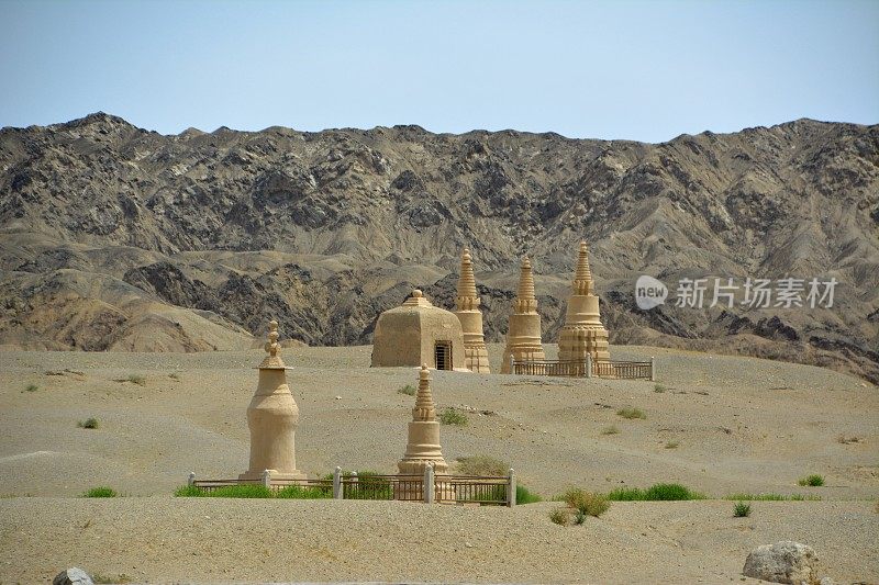 中国甘肃敦煌莫高窟戈壁沙漠中的佛塔
