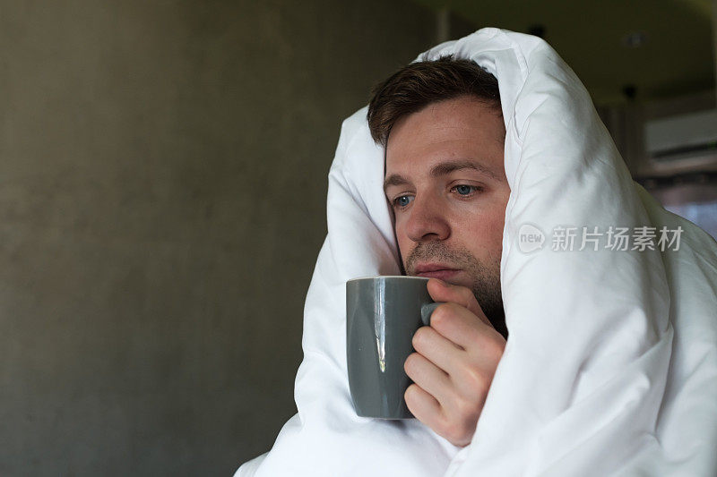 白人男性，因患流感而睡眠不足，躺在床上要求喝水或吃药