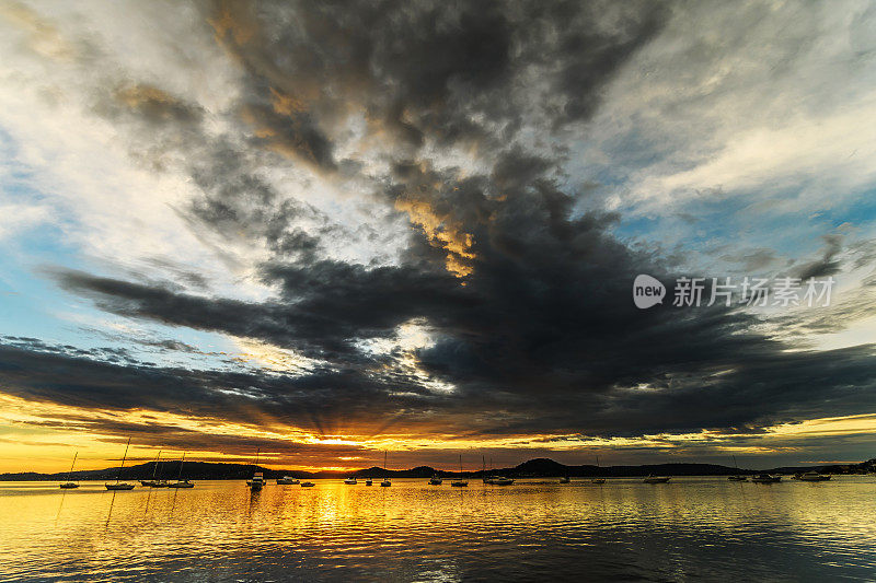 黎明天空与云朵在海湾-水景