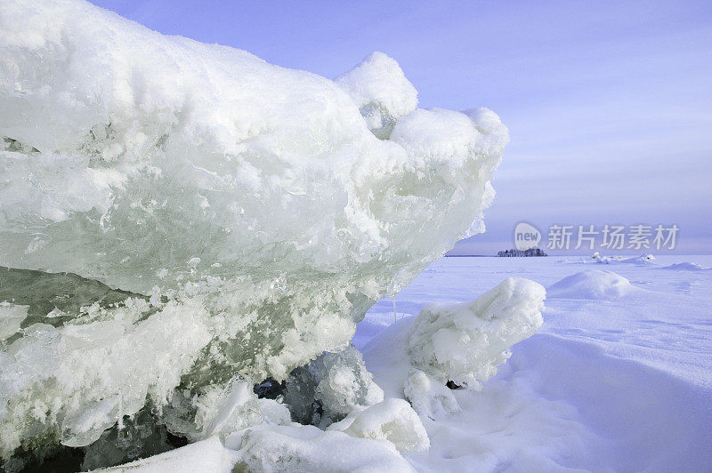 冬天的风景。结冰的湖面上有开裂的冰。