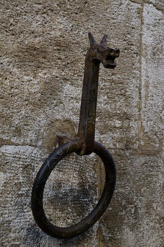 意大利托斯卡纳圣基里科·德·奥尔西亚一堵墙上用来拴马的古代青铜环