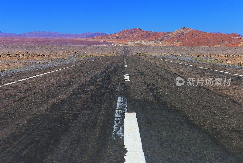 通往阿塔卡马沙漠的柏油公路-火山景观-智利