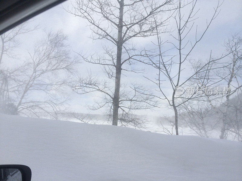 暴风雪期间在一条乡间小路上开车