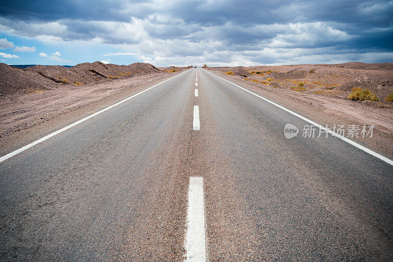 在阿塔卡马沙漠无限的道路，戏剧性的云