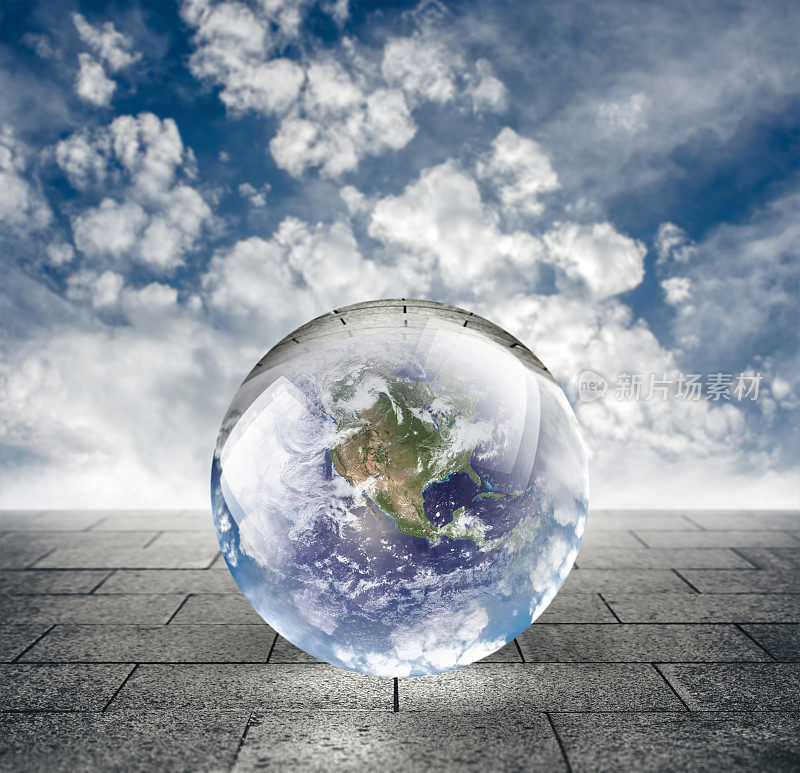 水晶球反射地球在人行道上与云的背景