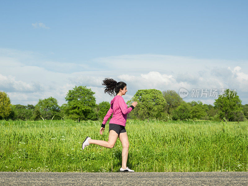 成年女子在春天美丽的大自然中奔跑