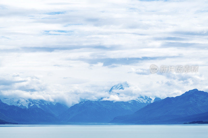 横跨普卡基湖的库克山