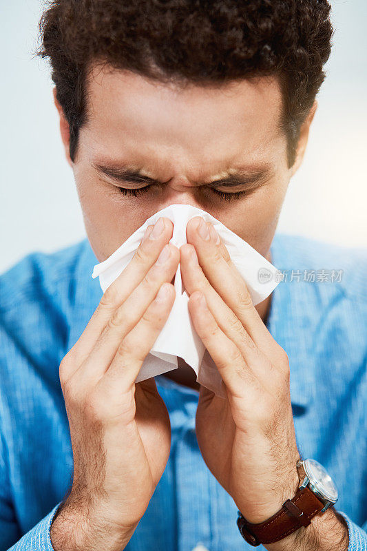 患流感或感冒的年轻人擤鼻子