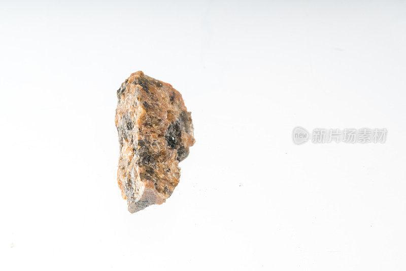 花岗岩-斑岩矿物样品工作室拍摄的白色背景