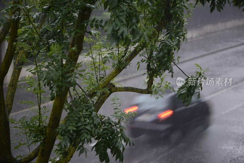 倾盆大雨时汽车在路上行驶