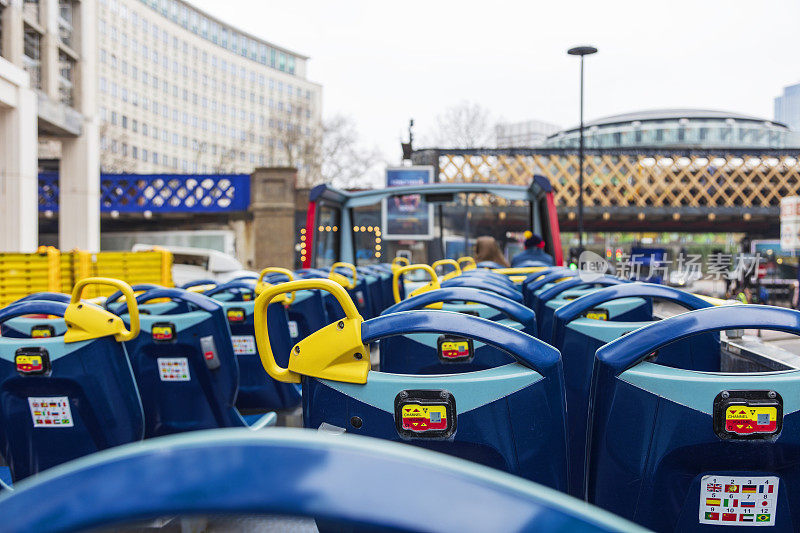 在伦敦，游客们享受着乘坐观光巴士的乐趣