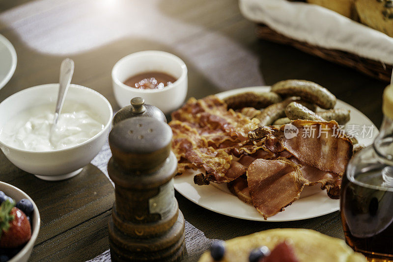 美味早餐:麦片，华夫饼，牛角面包和新鲜水果