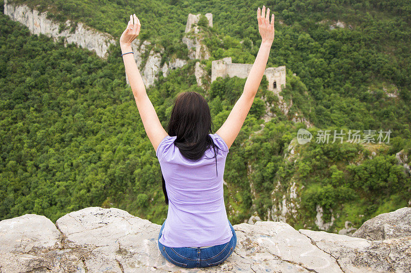 女人喜欢悬崖边的风景