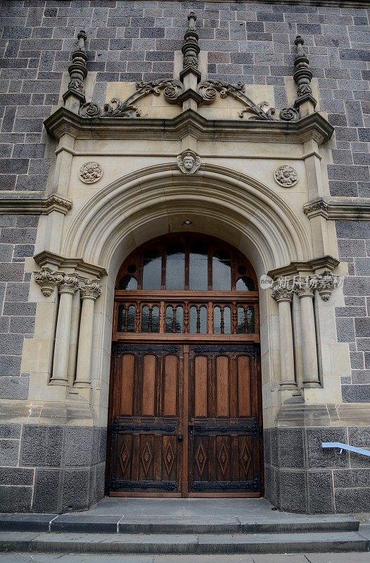 德国吉森约翰内斯教堂的门
