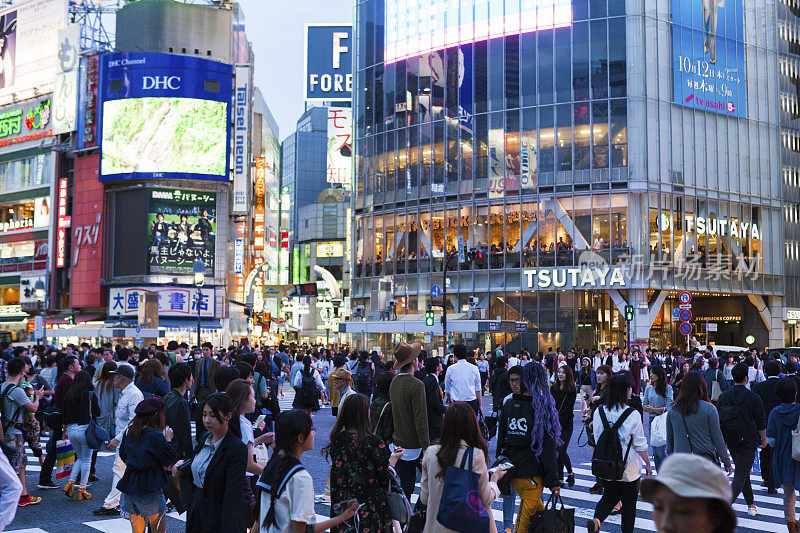 日本东京市中心涩谷十字路口的行人