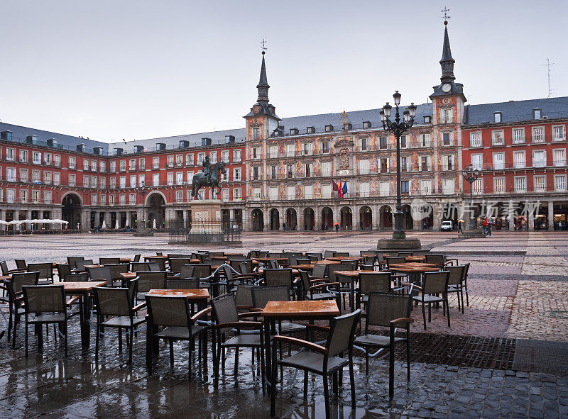 西班牙马德里市长广场上的雨天