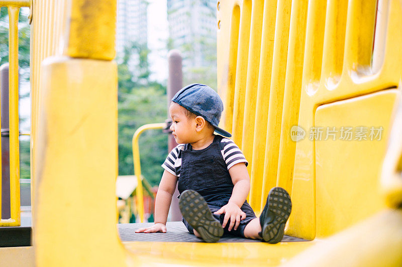 马来西亚幼童在公共游乐场玩耍