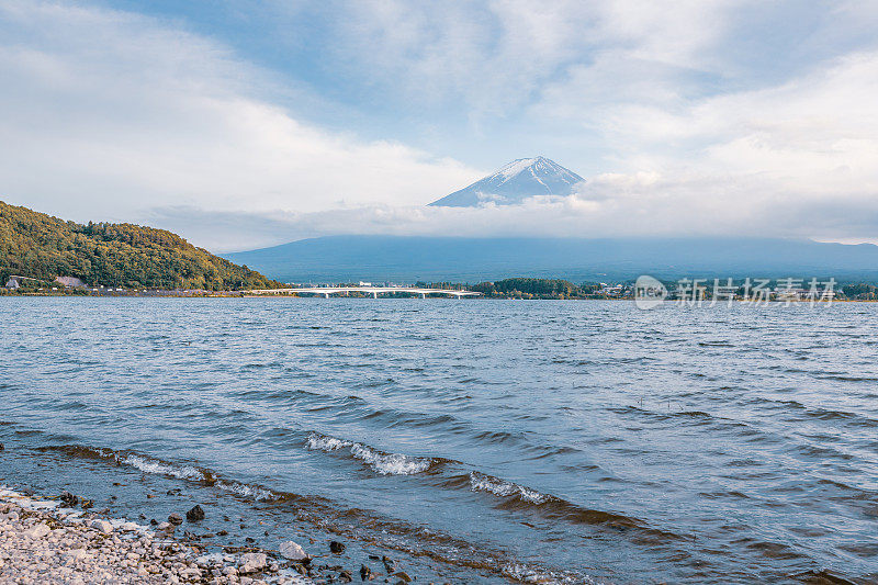 日本富士山火山在夏日与蓝天