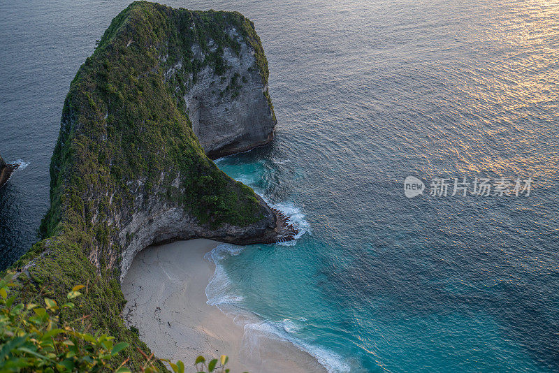 无人俯瞰的克林金海滩的壮丽景色——蓝色和绿色，美丽的山在海上形成。旅游目的地度假概念自然风景