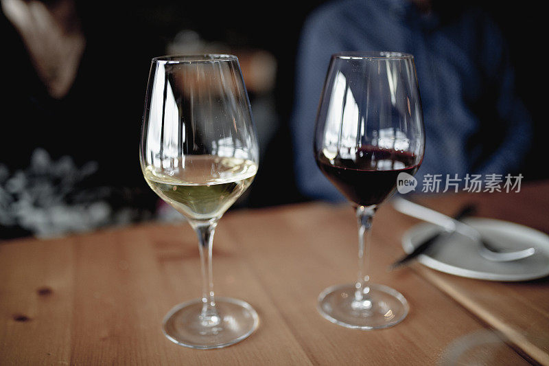 一杯红酒和一杯白葡萄酒