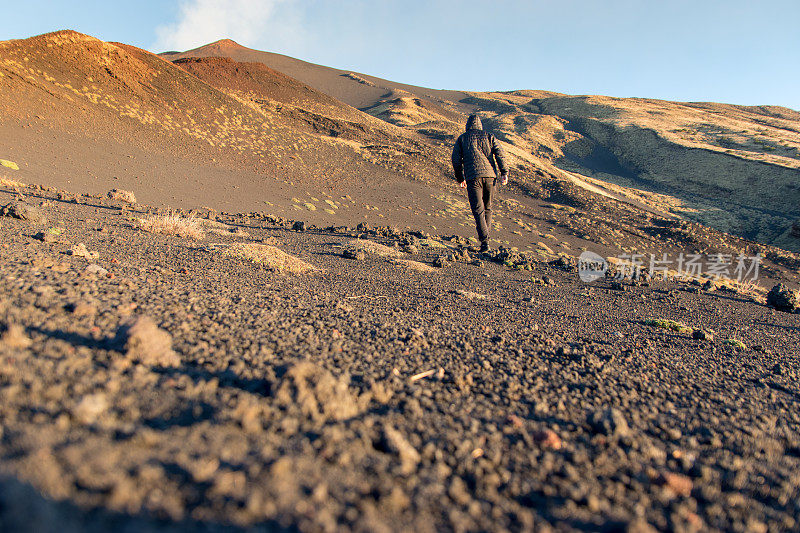 人们在火山上行走