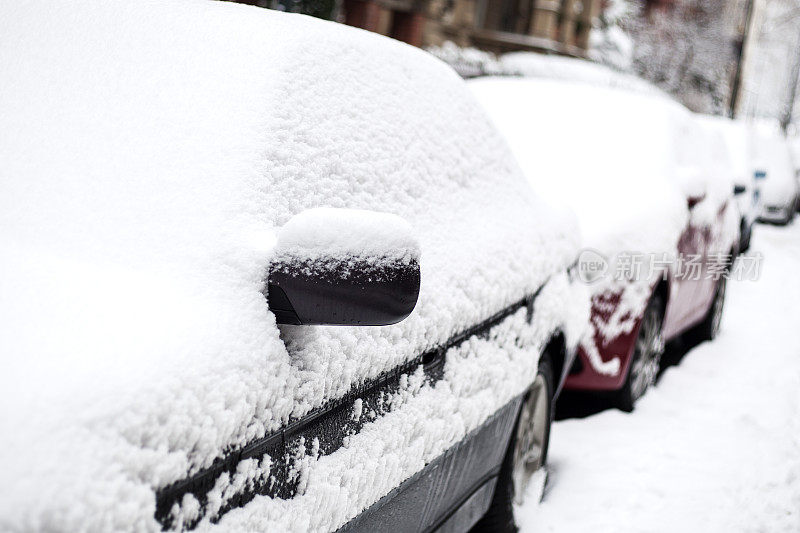 白雪覆盖的面目全非的汽车