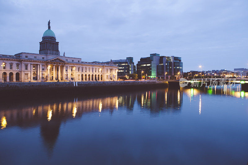 爱尔兰都柏林，利菲河边的海关大楼