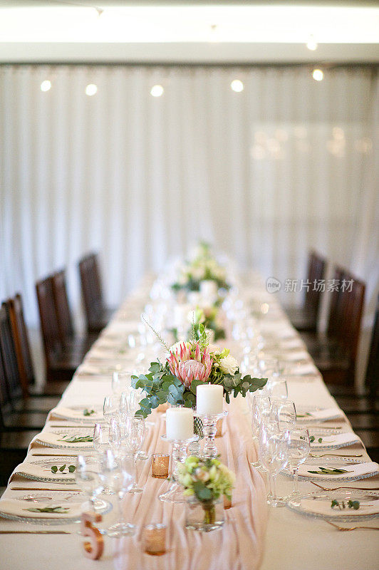餐桌布置婚礼与Protea鲜花