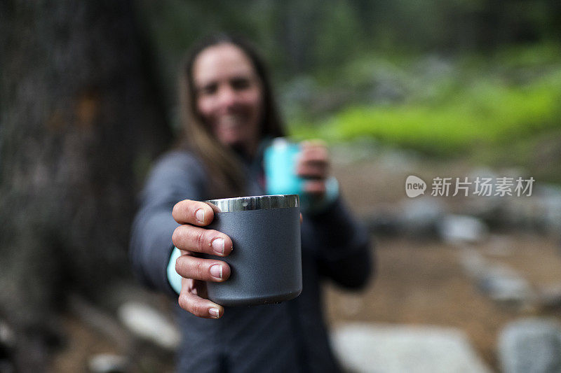 女性把她的伙伴的咖啡递给他