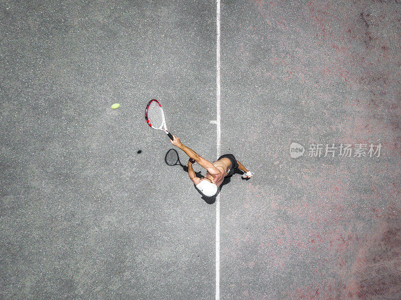 无人机视图在网球运动员的行动