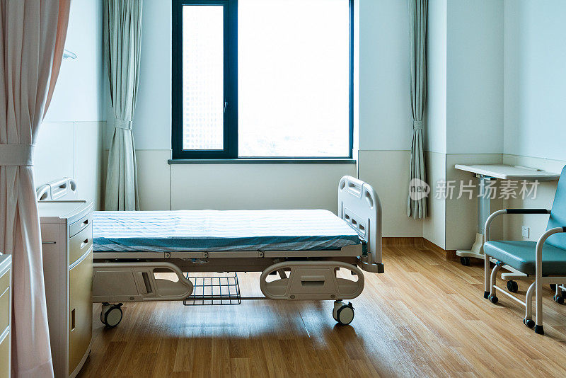 有床和扶手椅的病房