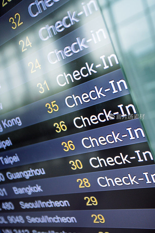 航班号和离港状态在机场的数字显示器上显示