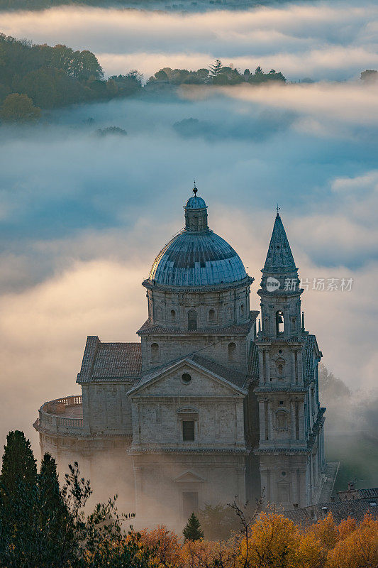 日落前的圣比亚吉奥，雾蒙蒙的风景，蒙特普尔恰诺，托斯卡纳，意大利