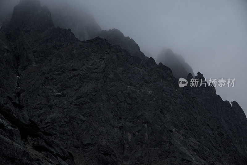 黑暗的山峰在雾中