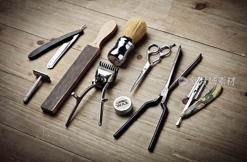 木桌上放着理发店的老式工具