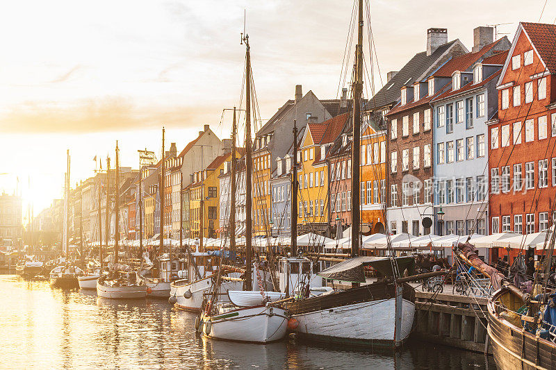 日落时分，哥本哈根老城里五颜六色的房子