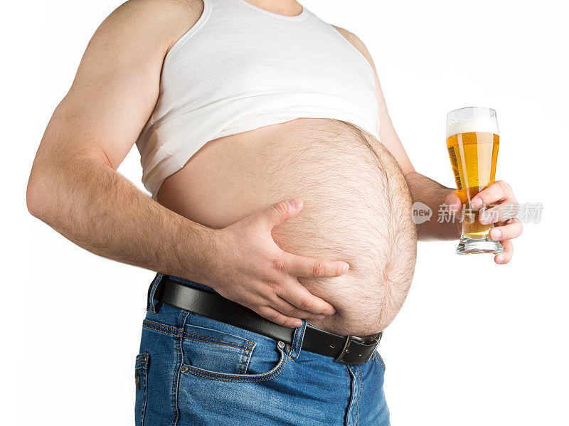 特写肥胖的肚子与啤酒孤立在白色的背景