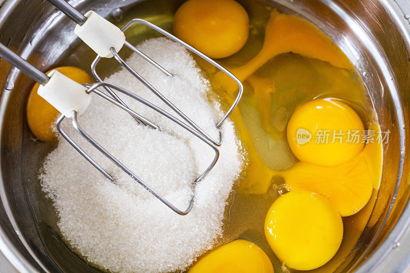 鸡蛋和糖放入搅拌碗中