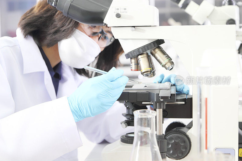 在实验室中使用显微镜的女性科学家