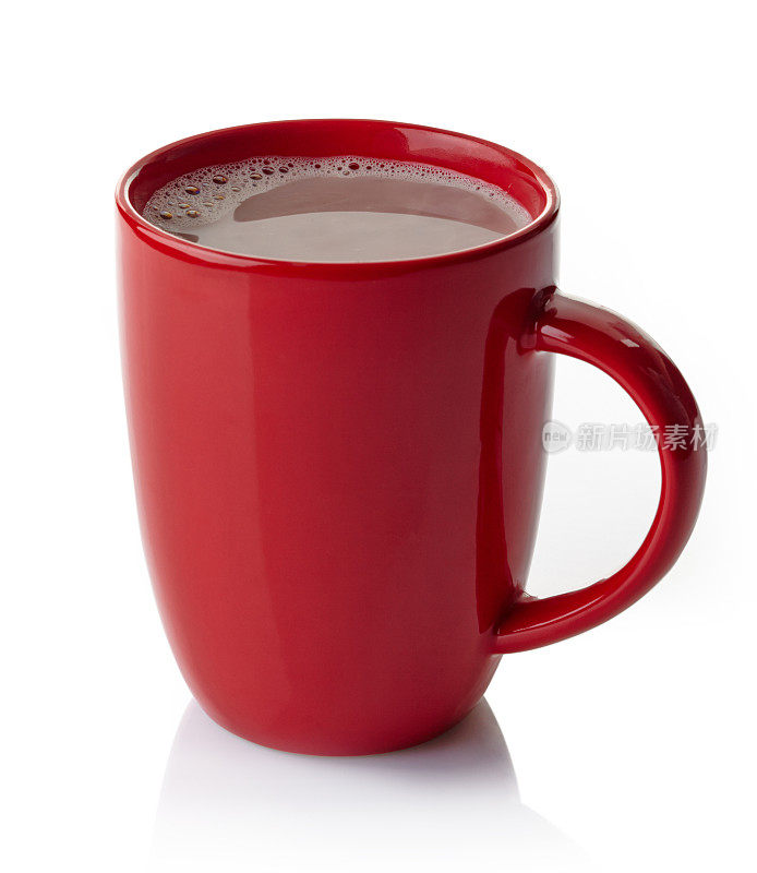 白色背景的红色杯子里装满了热巧克力