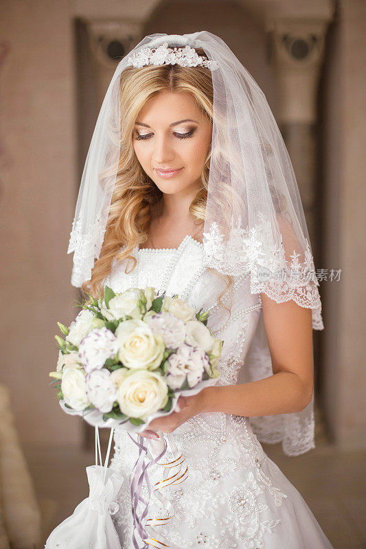 美丽的新娘与一束鲜花，婚礼化妆