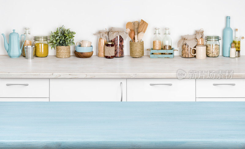 蓝色的空木制餐桌上模糊的食物配料的背景