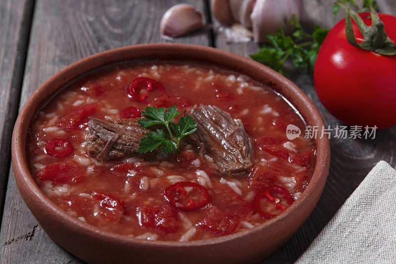 传统格鲁吉亚汤Kharcho配肉和米饭