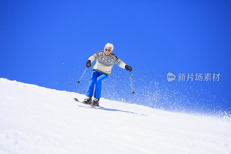 老年人在阳光明媚的滑雪胜地滑雪