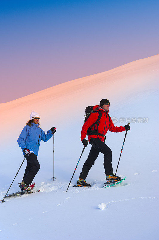 男人和女人穿雪鞋