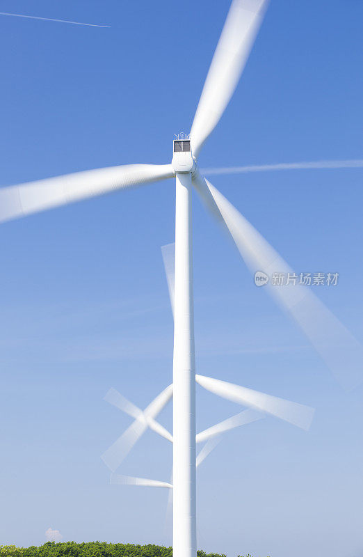 风力涡轮机和蓝天。可持续能源。