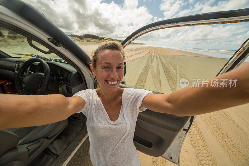 年轻女子旅行与4x4在弗雷泽岛自拍