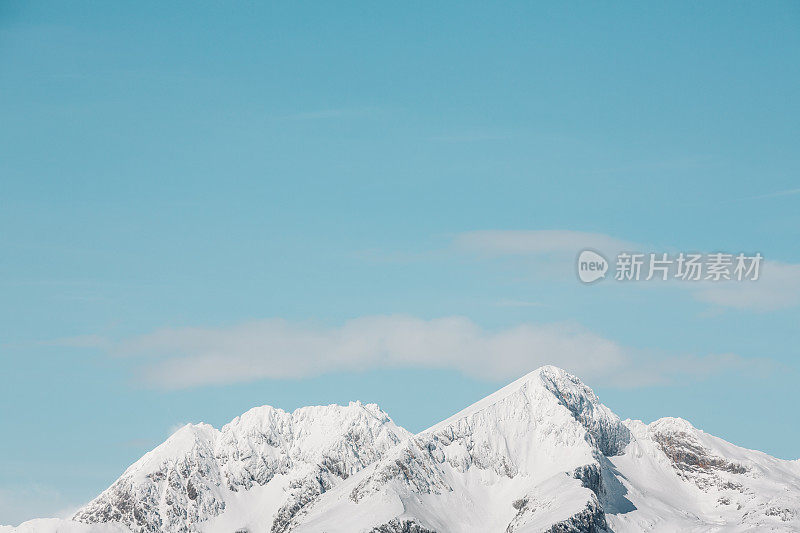 雪山上流下来